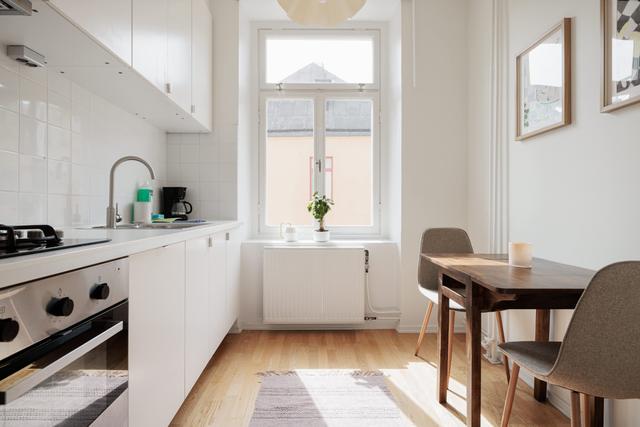 Ljust studiointeriör i St. Eriksplan nära Rörstrandsvägen.