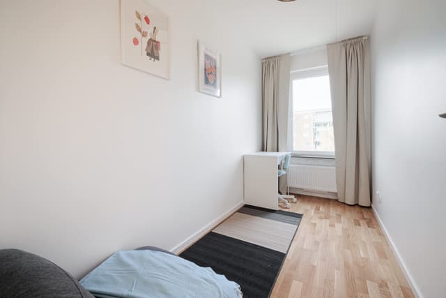 Master bedroom i en ljus lägenhet i Huvudsta, Stockholm