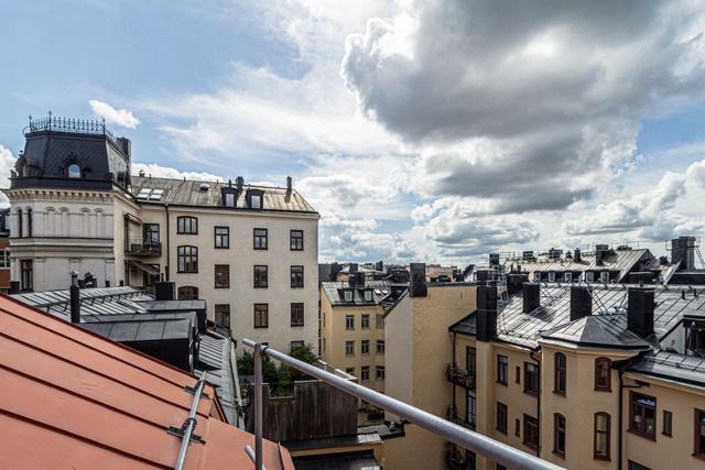 Top-floor apartment in Södermalm with city views and modern amenities.