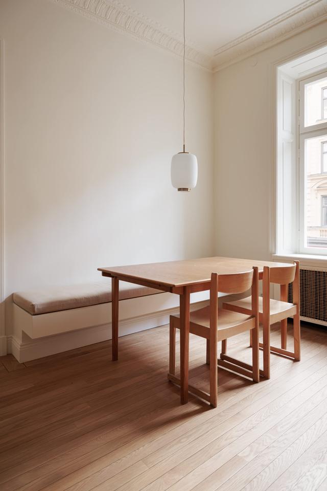 Skandinavisk lägenhetsinteriör med privat balkong i Östermalm, Stockholm