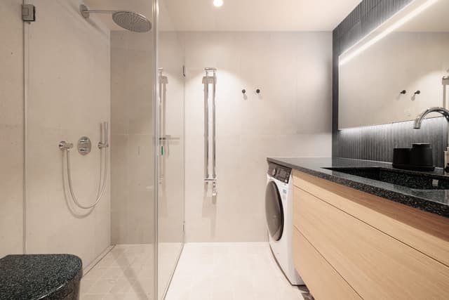 Modern skandinavisk studio med balkong på Kungsholmen, Stockholm