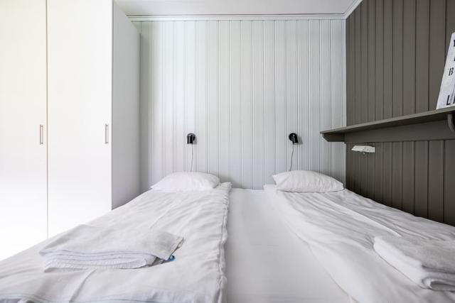 Vardagsrum och kök i Åre Fjällby lägenhet, master sovrum, barnrum med våningssäng, balkongutsikt