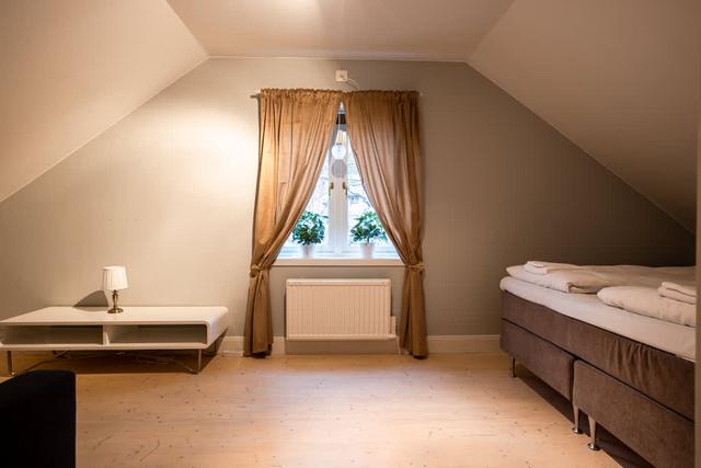 Åre skidhus exteriör, vy från balkong, bastu interiör, privat parkering