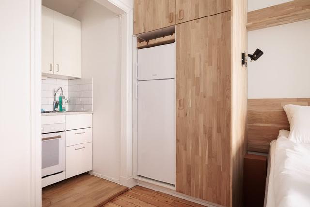 Interiör av smart studio i Vasastans historiska byggnad vid St. Eriksplan, Stockholm