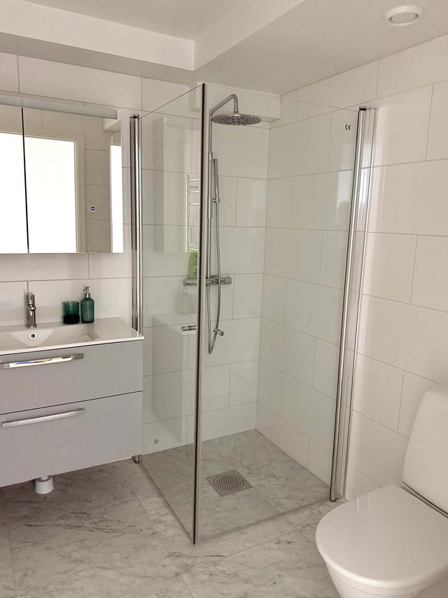 Nyrenoverat kaklat badrum i SoFo-lägenhet, Stockholm; Stilren ett-rumslägenhet i Södermalm SoFo