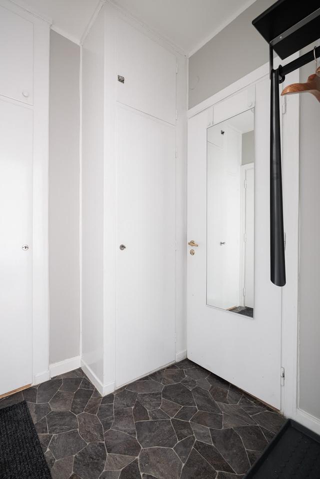 Stockholm studio apartment, 140 cm bed, dining table for two, compact kitchen, armchair, hallway