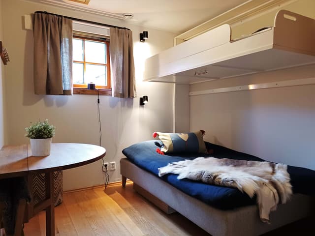 Detached lakeside cabin in Åre Strand, Åre, with patio and fireplace near ski slopes and village centre.