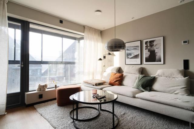 Living room in central Åre apartment with large windows