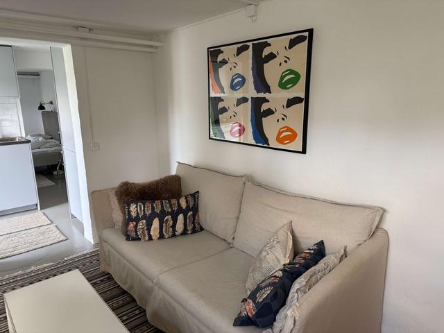 Soffa i bottenvåningslägenhet i Råsunda, Solnas lummiga bostadsområde