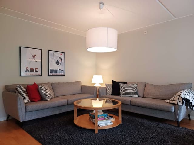 Lägenhet i centrala Åre med bastu, tre sovrum, skidförråd och torkskåp, nära liftar och restauranger.