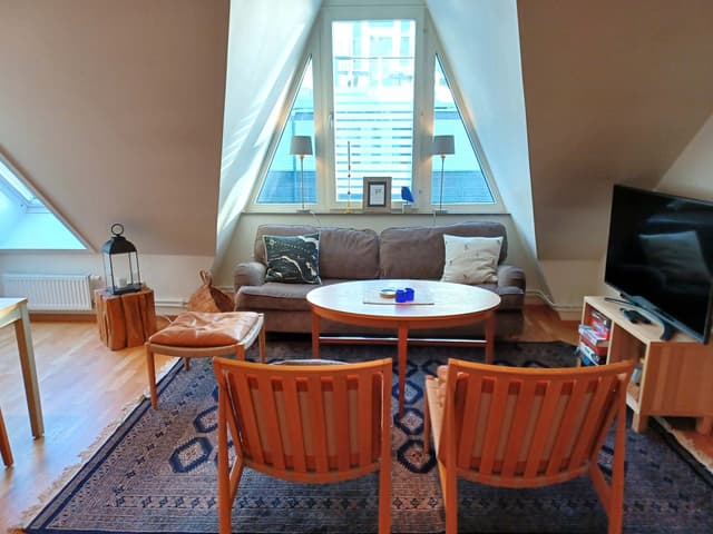 Top-floor apartment in central Åre with slanted ceilings, natural light and ski storage near the lifts