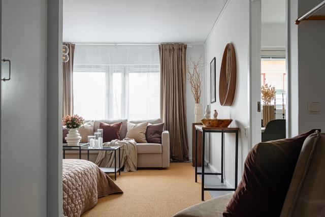 Living room with sofa bed in Södermalm studio apartment.