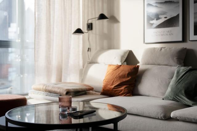 Living room in central Åre apartment with large windows