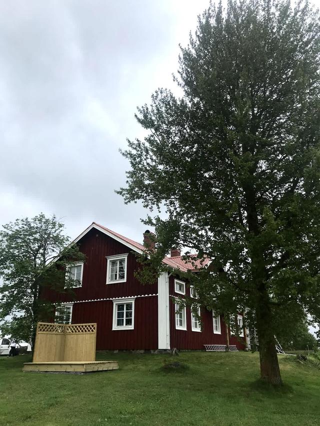 Skandinaviskt hus i Hammerdal exteriör; Vardagsrum med öppen spis; Mysig bastu; Rustikt kök; Sovrum med träbjälkar