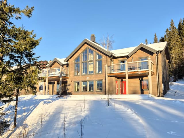 Modern ski-lägenhet i Sadeln med privat bastu, uteplats, skidförråd och två parkeringsplatser