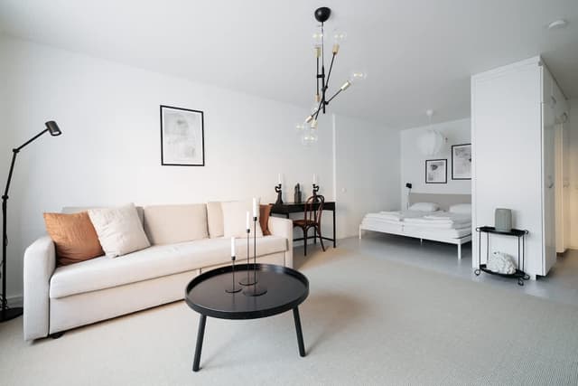 Studio på Södermalm med dubbelsäng, bäddsoffa, pentry, matplats och förvaringsutrymme