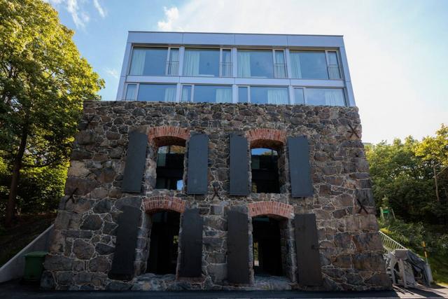 Lugn studio med utsikt över antik ruin i Stockholm