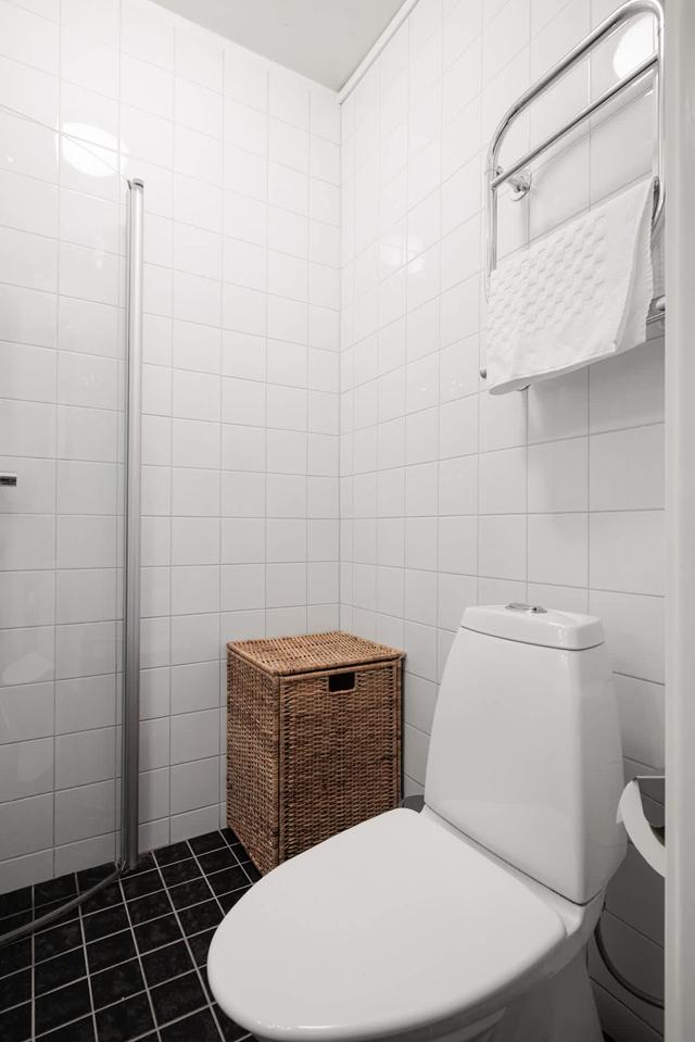 Stockholm studio apartment, 140 cm bed, dining table for two, compact kitchen, armchair, hallway