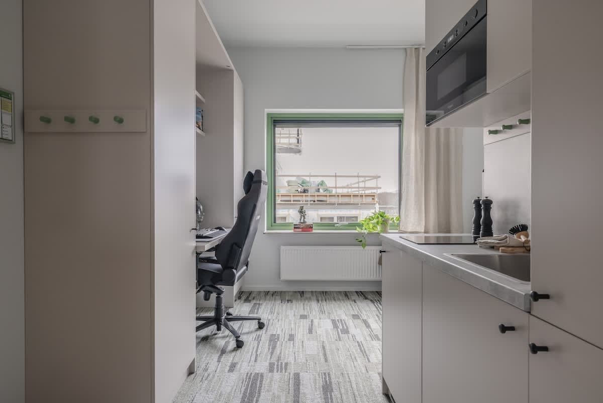 HomeX Hotel Täby modernt rum, 120 cm säng, pentry, gemensamt kök, lounge, terrass