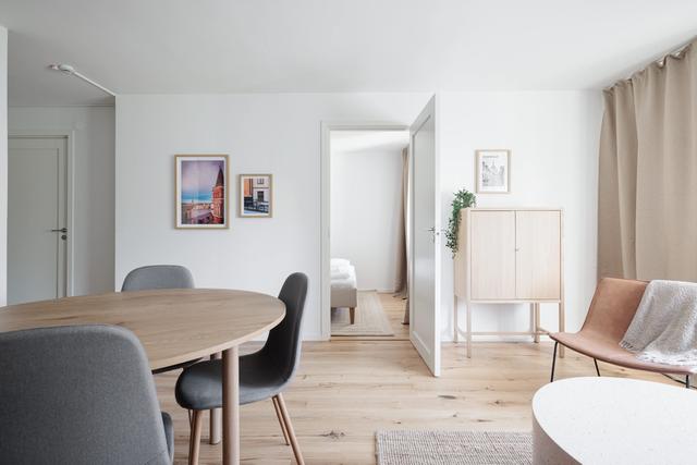 Ljust vardagsrum, modernt kök, mysigt sovrum och fräscht badrum i SoFo-lägenhet, Stockholm