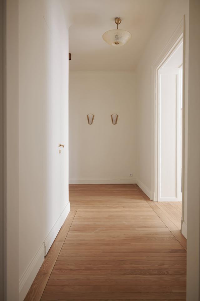 Skandinavisk lägenhetsinteriör med privat balkong i Östermalm, Stockholm