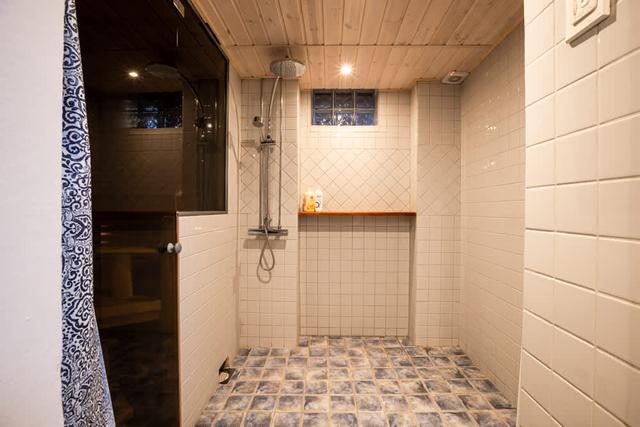 Åre skidhus exteriör, vy från balkong, bastu interiör, privat parkering