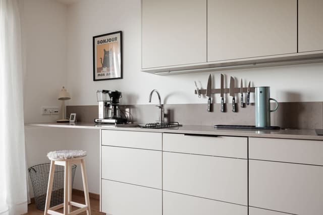 Modern skandinavisk studio med balkong på Kungsholmen, Stockholm