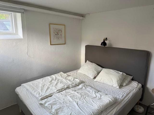 Soffa i bottenvåningslägenhet i Råsunda, Solnas lummiga bostadsområde