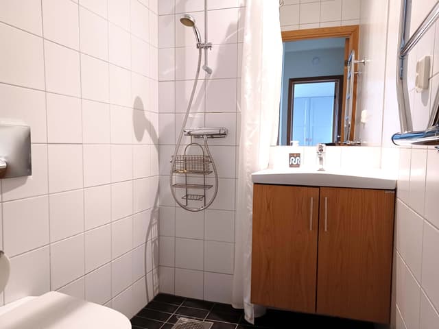 Top-floor apartment in central Åre with slanted ceilings, natural light and ski storage near the lifts