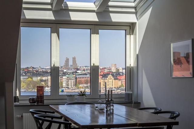 Södermalm Stockholmslägenhet med privat balkong och stadssilhuettutsikt