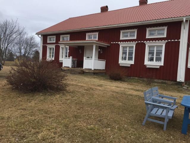 Skandinaviskt hus i Hammerdal exteriör; Vardagsrum med öppen spis; Mysig bastu; Rustikt kök; Sovrum med träbjälkar
