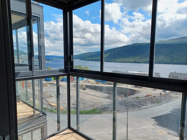 Inglasad balkong i söderläge med fjäll- och Åresjöutsikt, studio på våning 4 i View Åre nära VM8, Åre