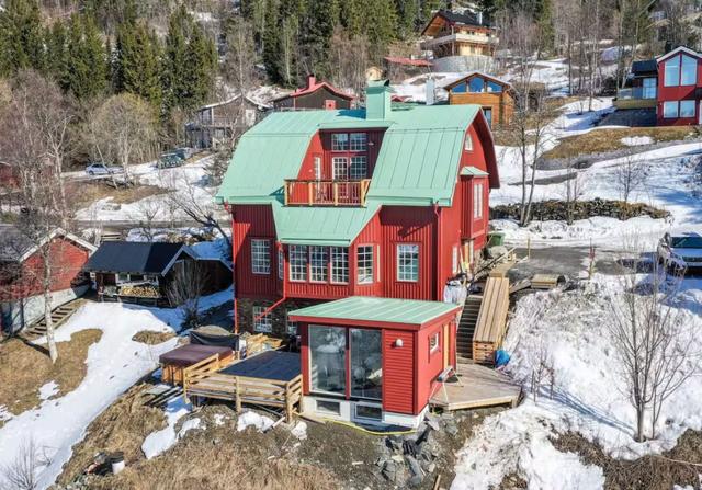 Panoramic Åre Lake views from cozy mountain retreat.