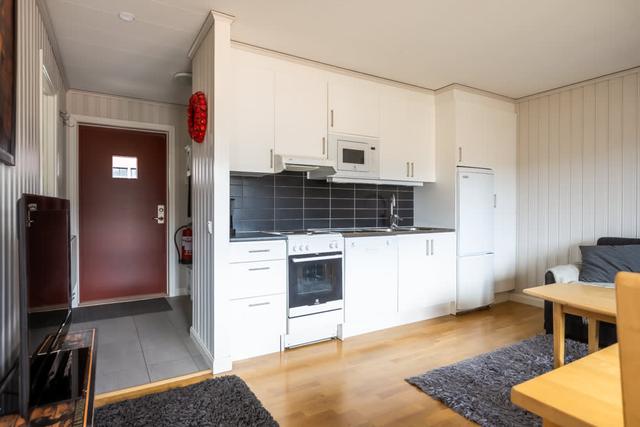 Vardagsrum och kök i Åre Fjällby lägenhet, master sovrum, barnrum med våningssäng, balkongutsikt