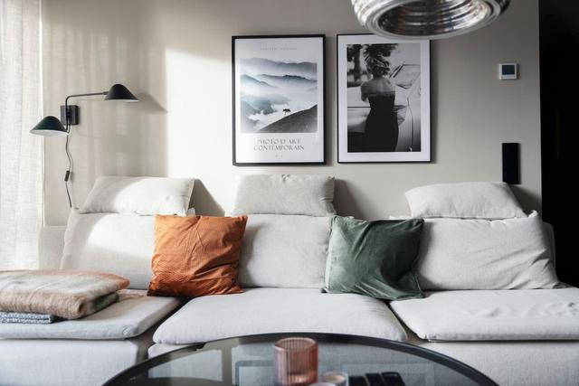 Living room in central Åre apartment with large windows