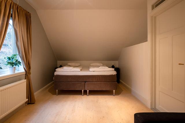 Åre skidhus exteriör, vy från balkong, bastu interiör, privat parkering