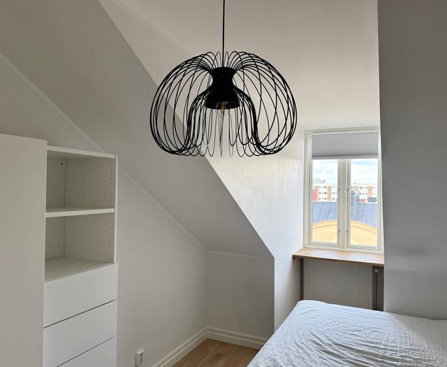 Öppen planlösning kök och matplats i en tvåa på översta våningen i centrum
