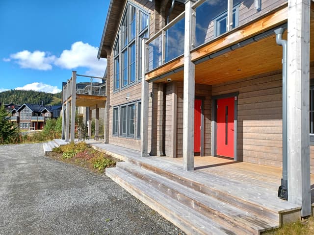 Modern ski-lägenhet i Sadeln med privat bastu, uteplats, skidförråd och två parkeringsplatser