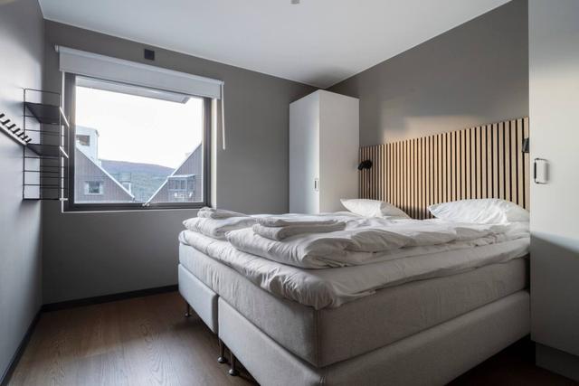 Living room in central Åre apartment with large windows