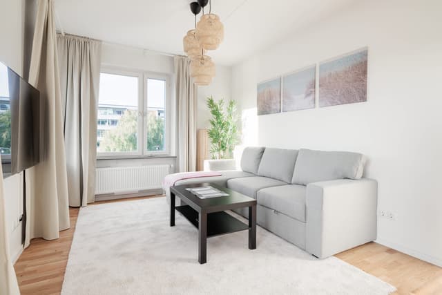 Master bedroom i en ljus lägenhet i Huvudsta, Stockholm