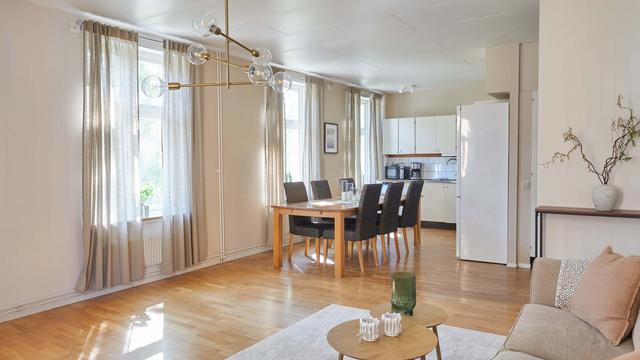 Interiör av ljus tvåsovrumslägenhet i centrala Östersund