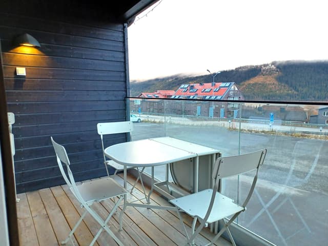 Modern lägenhet i Åre nära torget med öppen spis, privat bastu, balkong och nära till liftar.