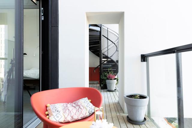 Modern lägenhet med balkong i Vasastan, Stockholm