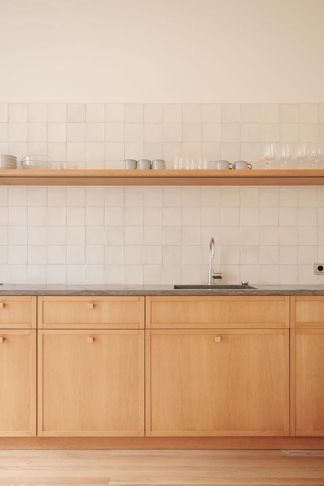 Skandinavisk lägenhetsinteriör med privat balkong i Östermalm, Stockholm