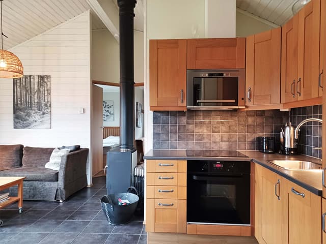 Detached lakeside cabin with patio and fireplace in Åre Strand, near Åre village centre and ski slopes