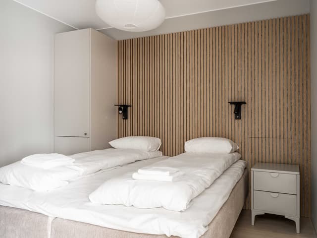 Exteriör av modern ski-in-lägenhet i Åre med fjällleder och skidbackar.