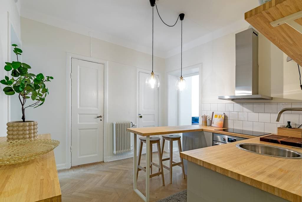 Södermalm apartment: kitchen with breakfast bar, bedroom, dining area, living room, floor plan, bathroom, balcony