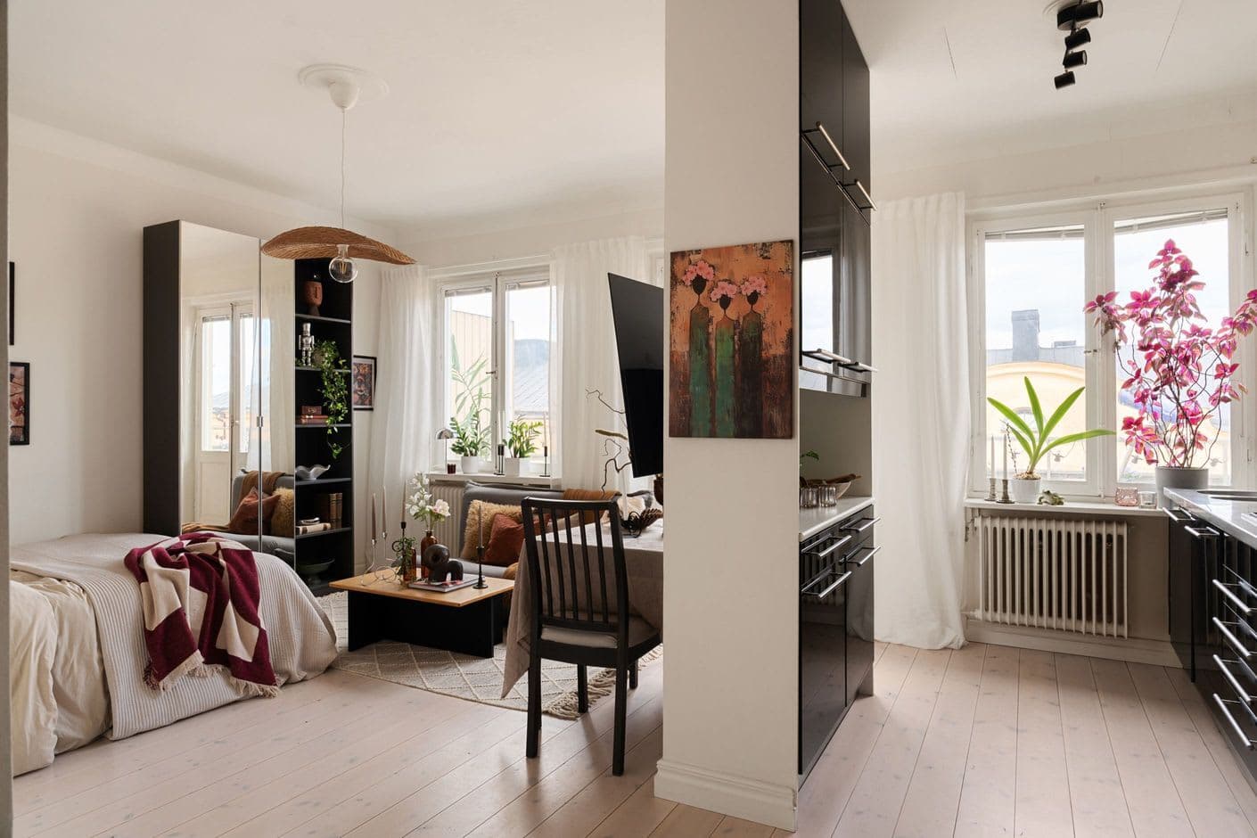 Ljus studio med privat balkong i SoFo, Stockholm, med utsikt över kvarteret