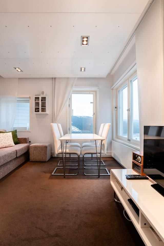 Living room with kitchenette and dining area, Åre apartment.