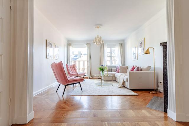 Spacious living room with 160 cm bed in Vasastan.